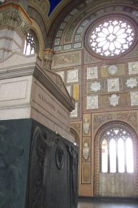 La tomba di Alessandro Manzoni al cimitero Monumentale di Milano. Fonte: Wikipedia, foto di Stefano Stabile