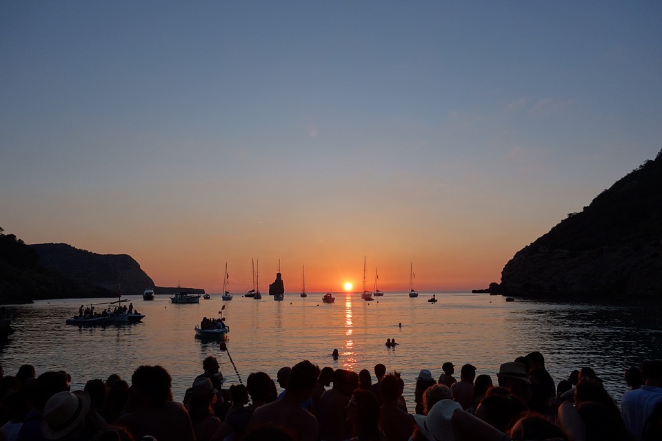 Ibiza, Londra e Amsterdam le più ricercate dagli italiani: la hit di ... - WeBITmag il sistema Turismo