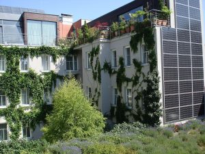 Il Boutique hotel Stadthalle di Vienna, dotato di pannelli solari e immerso nel verde. fonte: wikipedia.org
