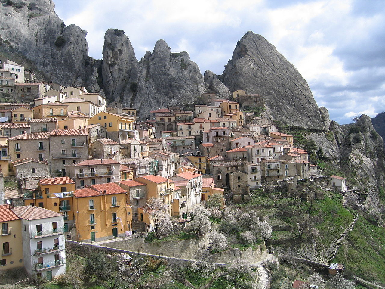 Vista di Castelmezzano, foto di Matheola su wikipedia.org