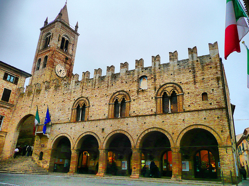 Il Palazzo del Podestà a MonteCassiano, foto di Francesco Annibali su wikipedia.org