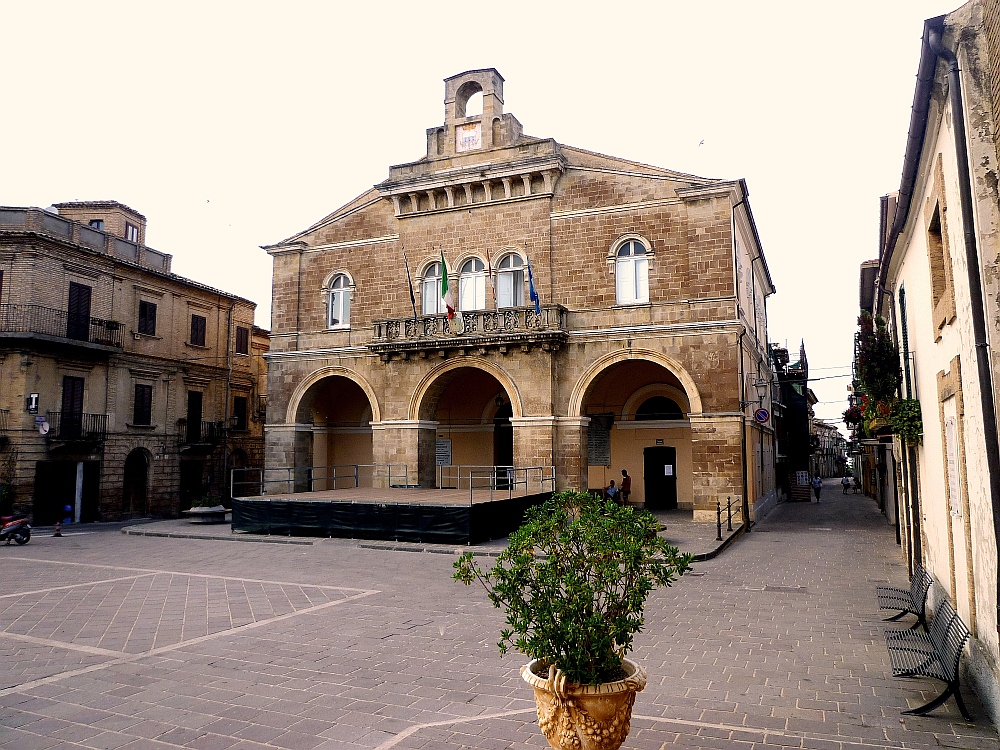 Il Palazzo Comunale di Rocca San Giovanni, foto di zitumassin su wikipedia