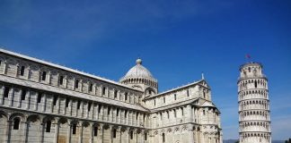 In base alle recensioni di alcuni utenti stranieri, la torre di Pisa è "stupida" perché costruita storta