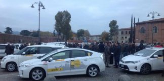 Flash Mob dei tassisti a Firenze contro Uber