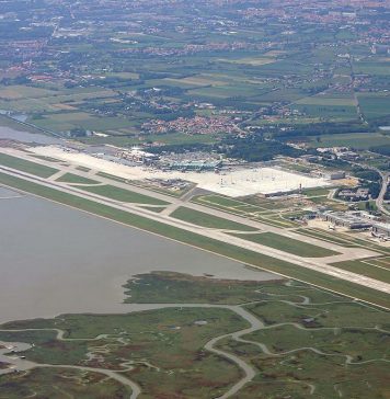 Veduta aerea dell'aeroporto di Venezia.