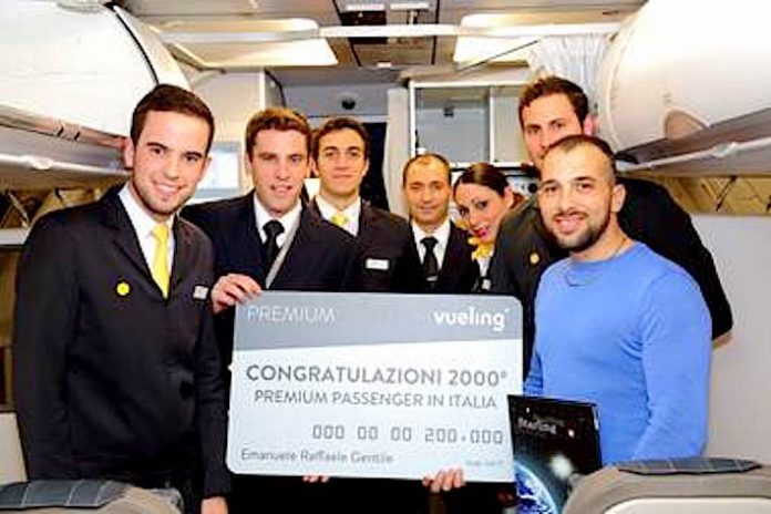 Emanuele Raffaele Gentile, in partenza da Roma Fiumicino riceve il premio da Vueling