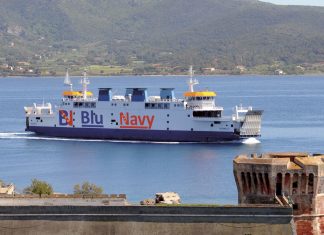 La nave Acciarello della compagnia Blu Navy.