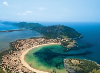 La spettacolare spiaggia di Voidokilia, nella regione greca della Messinia.