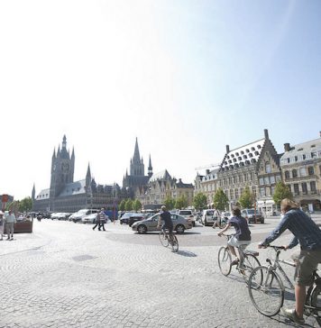 Vacanze in bici nelle Fiandre. Nella foto, Grand Place, Ypres (c) Westtoer