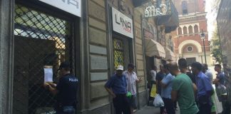 I truffati riuniti per protesta presso la sede della Lina Viaggi - fonte: La Stampa