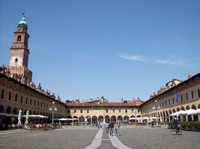 Vigevano, Piazza Ducale. Foto Wikipedia