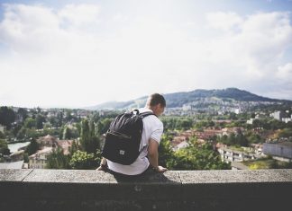 I ragazzi italiani desiderano come regalo di Natale un viaggio o esperienze all'estero