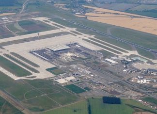 Foto aerea del BER Berlin Brandenburg Flughafen. Immagine Wikipedia