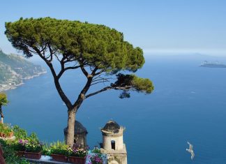 Saranno oltre 7 milioni gli italiani in viaggio per il ponte del 1° maggio, rivela Federalberghi. Il mare la meta preferita. Nella foto, la costa di Amalfi