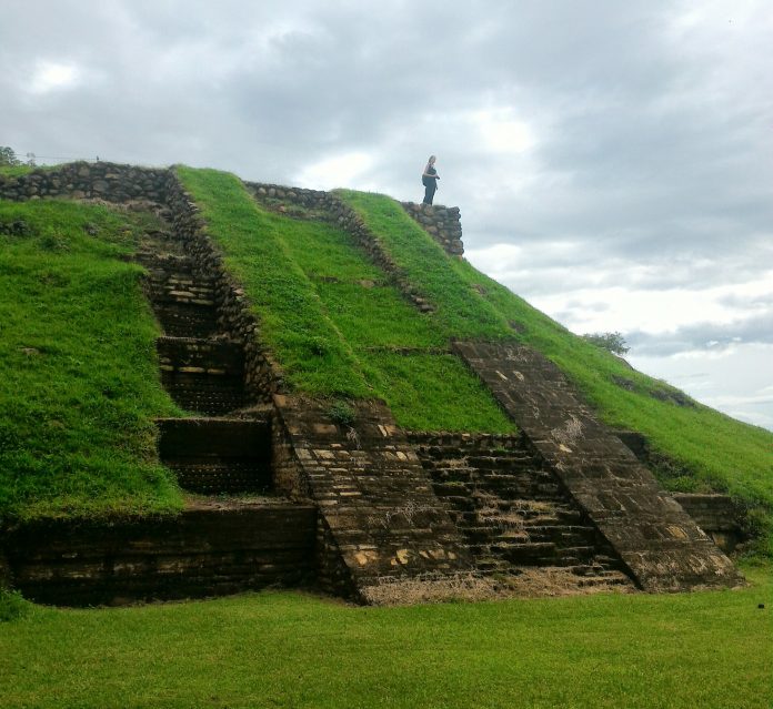 La piramide Maya del parco archeologico del Cihuatàn in El Salvador